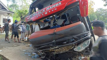 V prometni nesreči avtobusa na pobočju gore Bromo umrlo osem zaposlenih v bolnišnici RSBS Jember