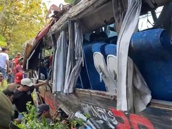 6 Orang Tewas Setelah Bus Rombongan Nakes Tabrak Rumah di Probolinggo