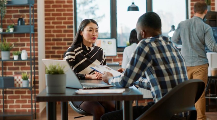 Ketidakpastian Pasar Kerja Memicu Job Hugging/ Foto: freepik.com/DC Studio