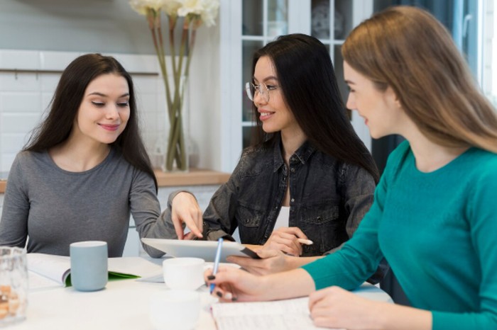 Libra dikenal sebagai zodiak yang selalu mencari solusi adil dan diplomatis di setiap masalah. Libra bakal jadi penengah yang bisa bikin semua pihak merasa didengar./ Foto: freepik.com