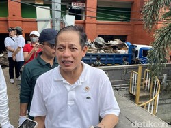 Hanif-Koster Ikut Bersih-bersih Sisa Banjir di Pasar Badung