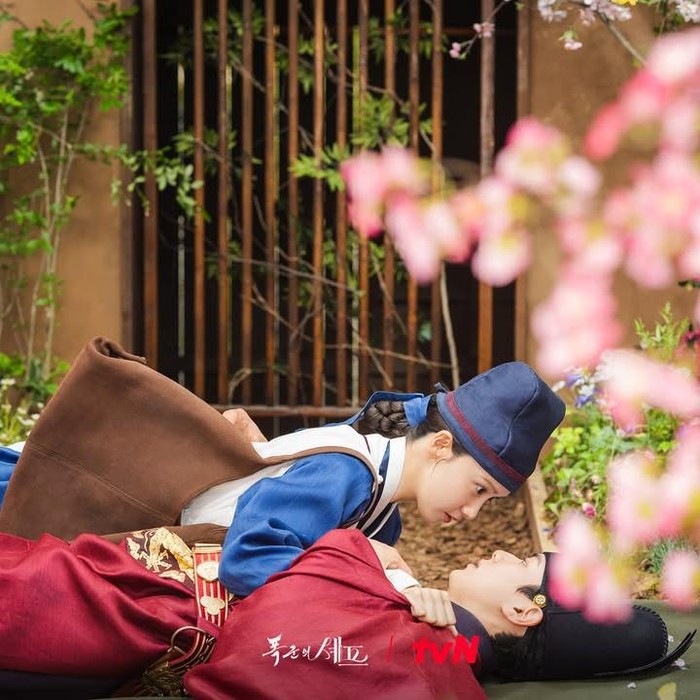 Dibintangi Yoona dan Lee Chae Min sebagai peran utama, Bon Appetit, Your Majesty berhasil menyita perhatian penonton sejak penayangan episode pertama. Chemistry para pemeran sukses membuat penonton terhanyut dengan akting mereka, yang tampak sangat natural.