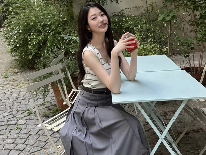 Saat kelas 5 SD, Jang Da Ah menonton 'My Love from The Star', dan terinspirasi untuk menjadi aktris setelah melihat karakter Cheon Seong Yi dalam drama tersebut./ foto: instagram.com/alla_da_a