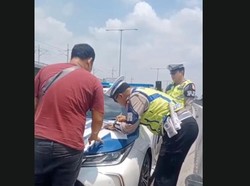 Sopir Pikap Disetop Polisi di Tol MBZ: Tetap Ditilang, Dagangan Dibeli