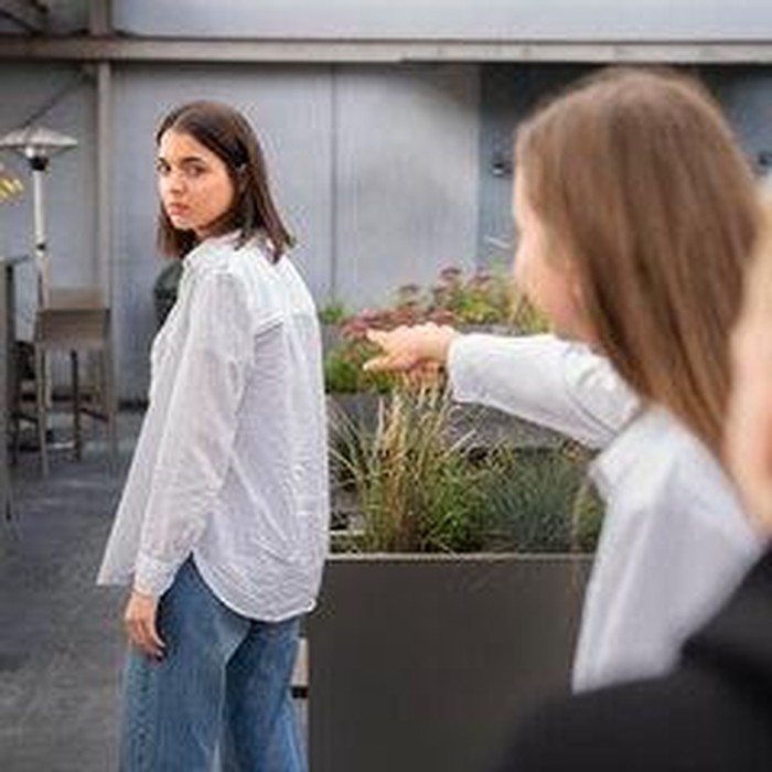 Jika gambar nomor 1 adalah pilihanmu, maka kamu adalah orang yang suka mengkritik secara berlebihan. Kamu sering memerhatikan kekurangan orang lain tanpa benar-benar memperbaiki kekurangan yang ada pada diri sendiri.