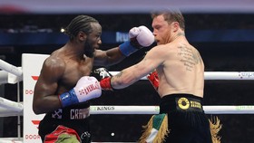 Hasil Tinju Dunia: Crawford Menang Angka Mutlak atas Canelo Alvarez