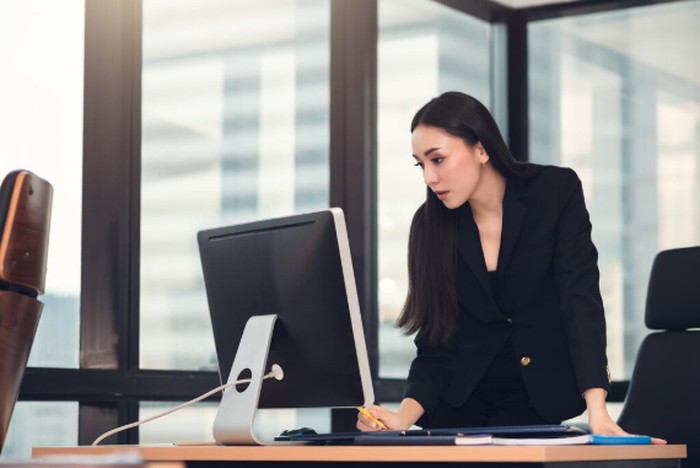 Ketidakpastian ekonomi, PHK massal, dan peluang kerja yang menurun. Hal-hal tersebut mendorong pekerja memilih bertahan di pekerjaan mereka saat ini./ Foto: freepik.com/partystock