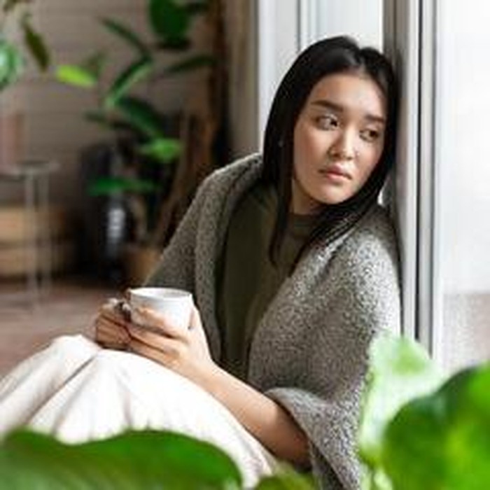 Langkah pertama untuk menguatkan diri adalah menerima semua emosi yang muncul. Jangan menekan rasa sakit, marah, atau kecewa, karena itu hanya akan membuatmu semakin tertekan.