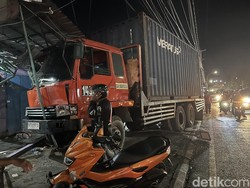 Truk Kontainer Tabrak 2 Ruko di Bawakaraeng Makassar gegara Rem Blong