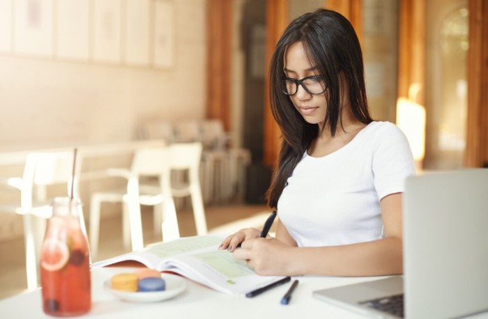 Virgo dikenal sebagai zodiak yang punya solusi logis berkat pemikirannya yang detail dan terstruktur. Mereka selalu menganalisis masalah dari A sampai Z sebelum memutuskan langkah terbaik./ Foto: freepik.com/lookstudio