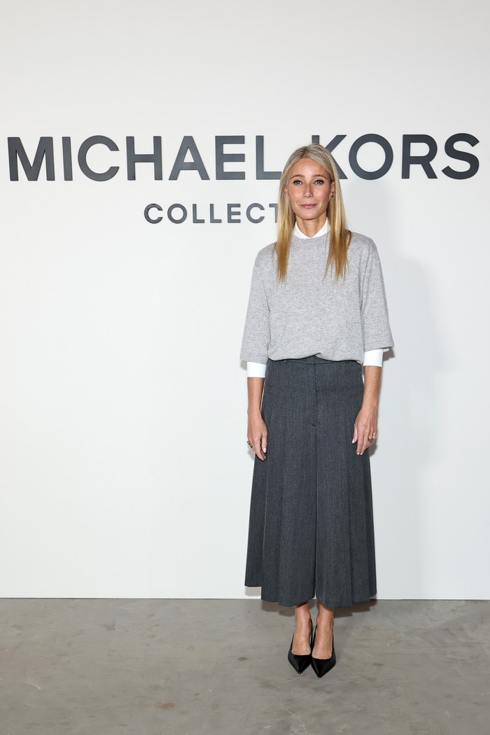 Berbalut gaya semi-formal, Gwyneth Paltrow mengenakan koleksi Michael Kors, Beauties. Casmere sweater abu-abu dari koleksi terbaru Spring/Summer 2026 dipasagkan dengan cotton-poplin Hansen shirt dan twill culotte pants yang serasi/ Foto: Courtesy of Michael Kors/Getty Images for Michael Kors/Jamie McCarthy