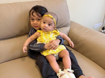 5 Potret Levian Anak Lesti Kejora Pangku Sang Adik Leshia Bikin Netizen Gemas