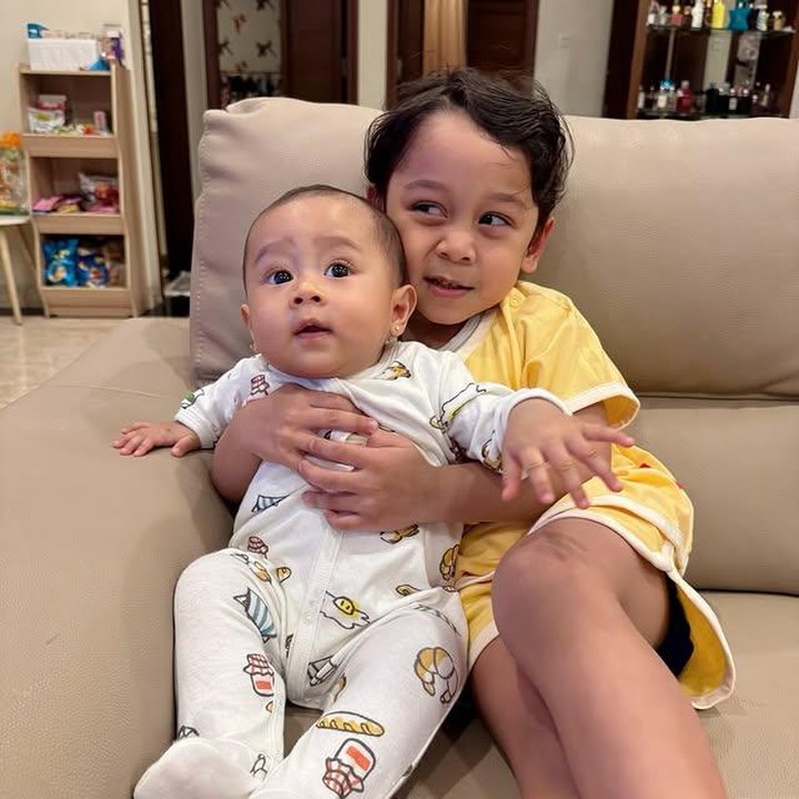 <p>Si sulung Levian yang akrab dipanggil Abang L, selalu tampak perhatian pada sang adik. Momen kebersamaan mereka pun kerap terekam di media sosial, seperti saat Levian memangku Leshia dengan penuh kasih sayang. (Foto: Instagram @leshiativana)</p>