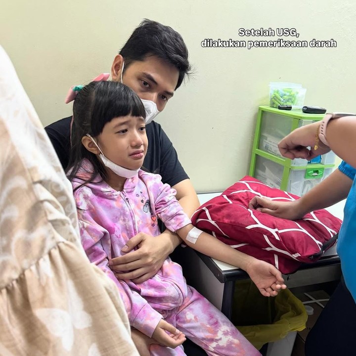 <p>Putri Nycta Gina dan Rizky Kinos yang Lembar Putih Trinycta atau akrab disapa Uti belum lama ini harus menjalani operasi akibat kondisi usus buntu yang dialami. Kabar ini dibagikan langsung oleh sang Bunda. (Foto: Instagram@missnyctagina)</p>