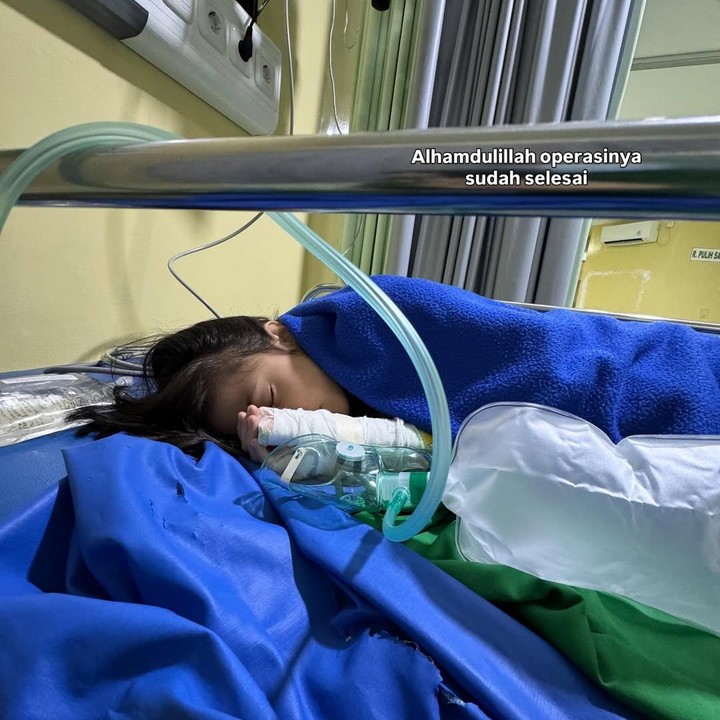 <p>Namun, untungnya, dokter langsung menyarankan untuk segera operasi. &ldquo;Terima kasih <em>@dr.roulinababan_spa</em> udah kasih sinyak ke arah usus buntu, jadi alhamdulillah penanganannya enggak terlambat, terima kasih dr. Mozart, spB andalan keluargaku banget yang begitu gercep nanganin Uti dan dengan amat sabat meyakinkanku kalo Uti harus segera ditangani dan operasi karena takut perforasi,&rdquo; tuturnya.&nbsp;(Foto: Instagram@missnyctagina)</p>