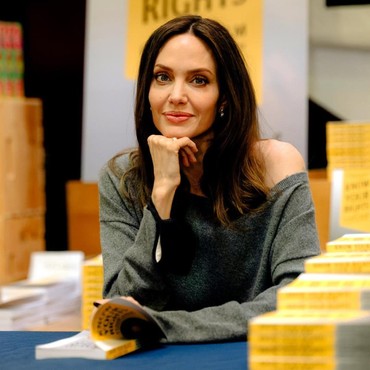 Angelina Jolie Ungkap Alasan Tunjukkan Bekas Luka Mastektomi