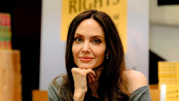 Angelina Jolie Ungkap Perjuangan Melawan Kanker Payudara dan Kehilangan Ibunda
