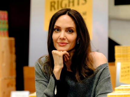 Angelina Jolie Ungkap Perjuangan Melawan Kanker Payudara dan Kehilangan Ibunda