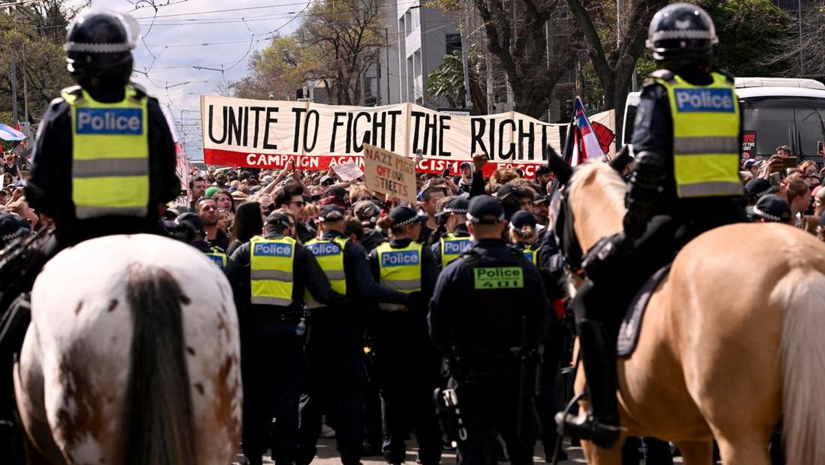 Demo di Negara Tetangga RI Berujung Bentrok, Polisi Semprot Merica