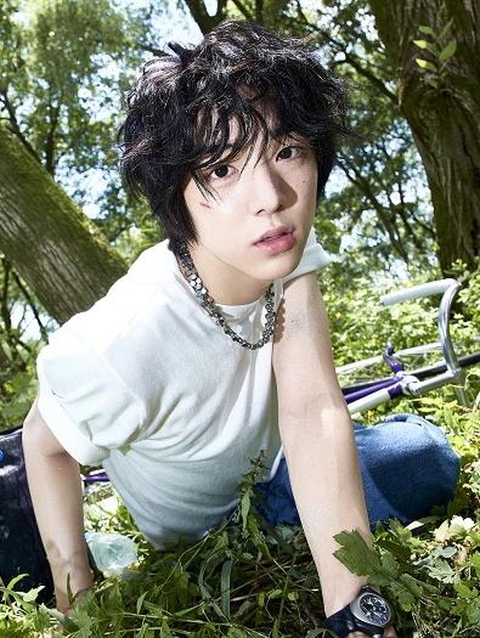 Junhyuk merupakan mantan trainee di JYP Entertainment dan SM Entertaiment, sebelum akhirnya bergabung dengan Starship. Ia melanjutkan studinya di Hanlim Arts School jurusan Practical Dance.