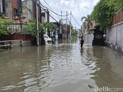 Berawa Diterjang Banjir Seperut Orang Dewasa, 1 Mobil Jasa Bandara Mogok