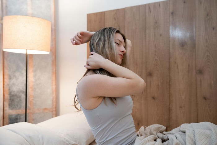 melakukan pose mengangkat kaki ke dinding selama beberapa menit dapat membantu mengurangi tekanan pada punggung bagian bawah, serta meredakan rasa berat dan lelah pada kaki, tungkai, dan pinggul.