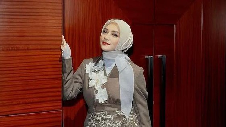 Cerita di Balik Keputusan Enno Lerian Hapus Tahi Lalat di Hidung Cerita di Balik Keputusan Enno Lerian Hapus Tahi Lalat di Hidung