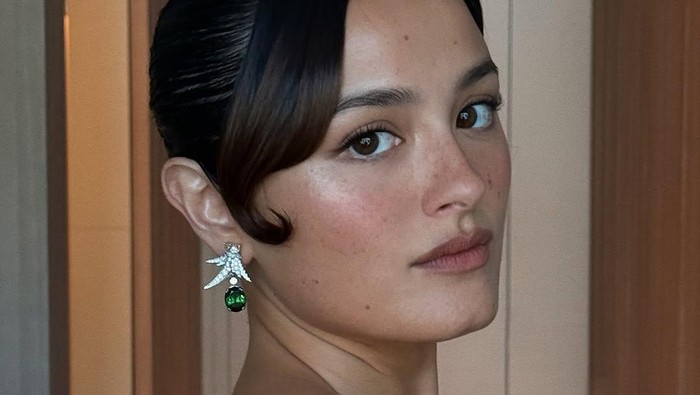 Chase Sui hadiri Emmy Awards 2025. Ia mengenakan gaun rancangan Thom Browne.