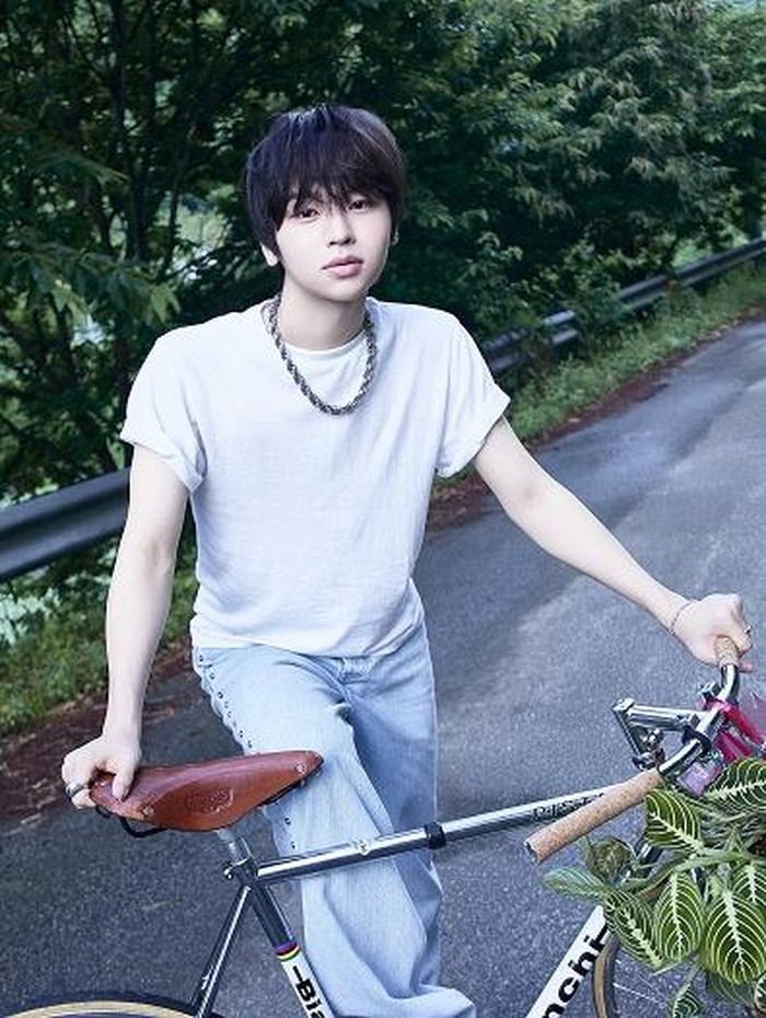 Yoochan lahir pada 3 Oktober 2003, ia menjalani masa trainee lebih dari 4 tahun, dengan pengalaman sebelumnya di IST Entertainment dan Flat9 Academy. Sebagai vokalis yang penuh percaya diri, ia memiliki latar belakang musik praktis dari Incheon Daeyoung Art High School.