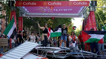 Sorotan Dunia Olahraga CNN Sport : FOTO: Protes Tim Israel, Balap Sepeda Vuelta a Espana Dihentikan