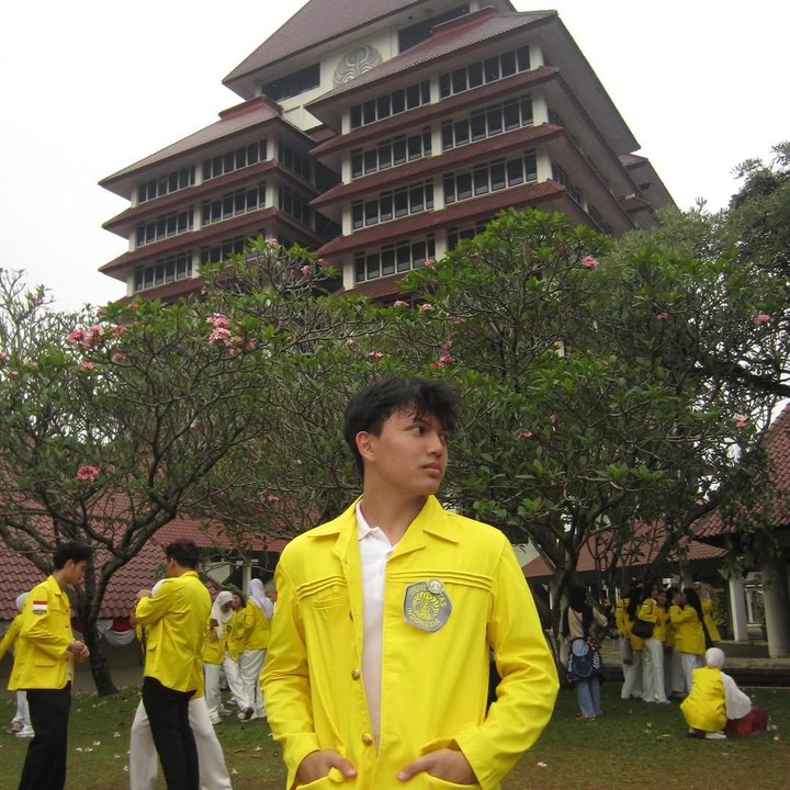 <p>Melalui unggahan di Instagram, Ezzar membagikan foto pertamanya saat mengenakan jaket almamater kuning dari Universitas Indonesia. "<em>Officially</em> anak UI," tulisnya. Dalam foto ini, Ezzar tampak berpose di depan Gedung Rektorat UI. Ezzar tampaknya sedang menjalani masa pengenalan kampus sebagai mahasiswa baru. (Foto: Instagram @ezzar_gunawan)</p>