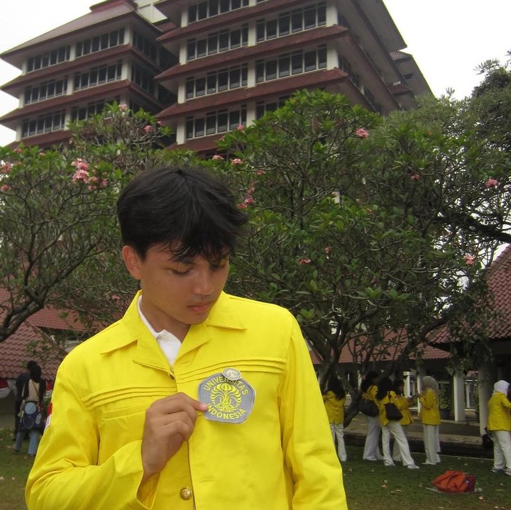 <p>Anak sulung Sahrul Gunawan, Ezzar Raditya Gunawan, telah resmi menjadi mahasiswa Universitas Indonesia, Bunda. Ezzar diketahui menempuh pendidikan di Jurusan Manajemen, Fakultas Ekonomi, Universitas Indonesia. (Foto: Instagram @ezzar_gunawan)</p>