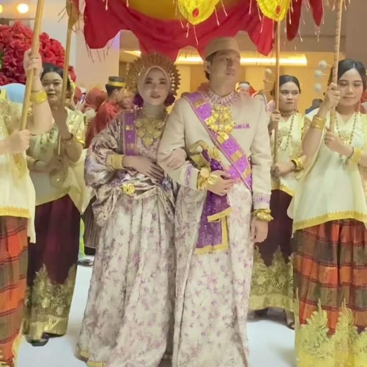 <p>Kebahagiaan tengah menyelimuti penyanyi Feby Putri yang kini telah resmi menikah dengan Adam Febrian yang dikenal sebagai gitaris sekaligus rekan kerjanya dalam dunia musik, Bunda. (Foto: Instagram@fbyputrinc)</p>