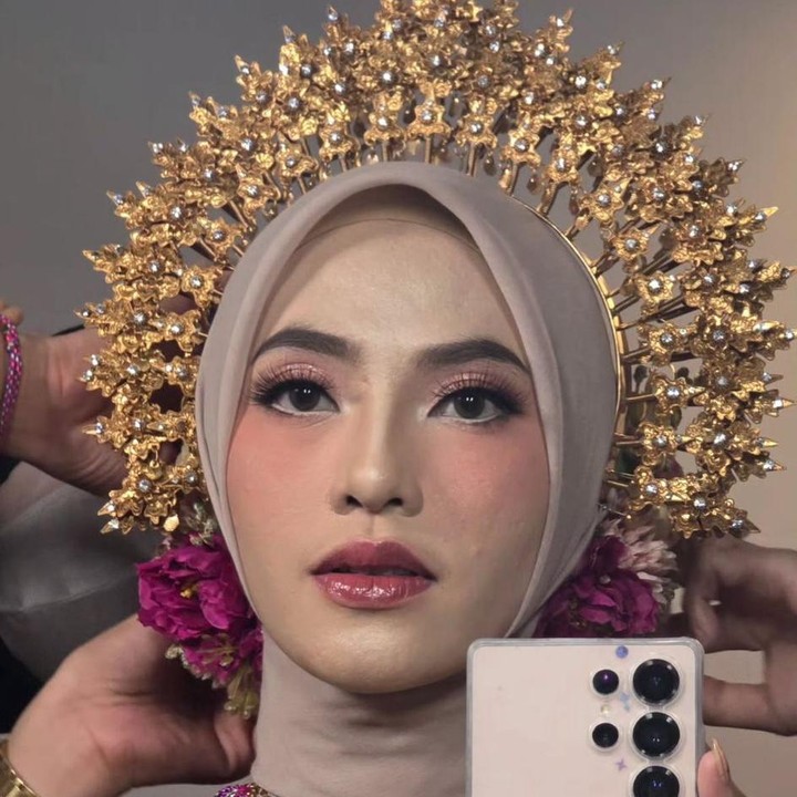 <p>Tak hanya itu, penampilan sang artis tentunya dilengkapi dengan hijab krem yang dihiasi Saloko Pinang Goyang, atau dikenal sebagai mahkota khas pengantin perempuan adat Bugis dan Makassar.&nbsp;(Foto: Instagram@fbyputrinc)</p>