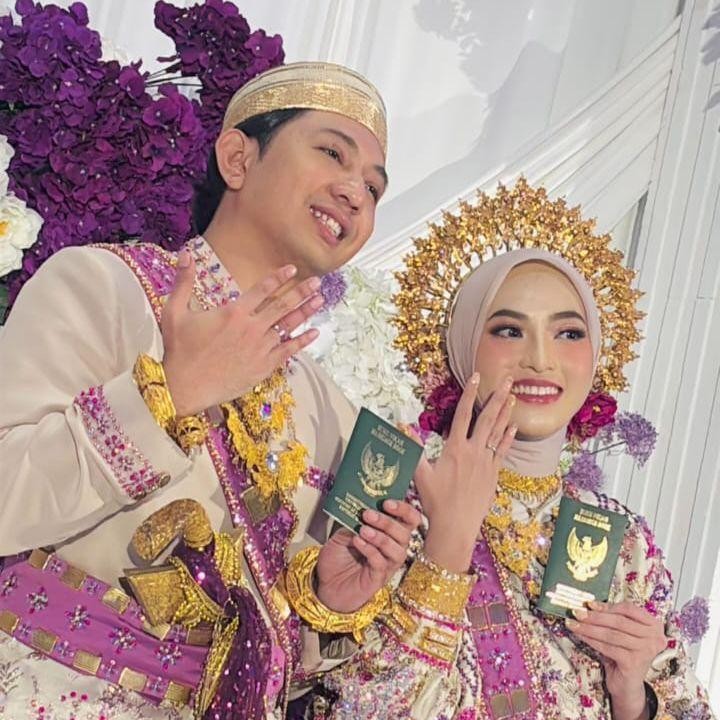 <p>Tentu saja di hari pernikahannya ini, baik Feby maupun Adam terlihat tak bisa menyembunyikan kebahagiaan mereka. Keduanya pun tersenyum lebar ketika memperlihatkan cincin dan buku nikahnya.&nbsp;(Foto: Instagram@fbyputrinc)</p>