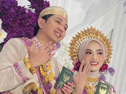 5 Potret Pernikahan Penyanyi Feby Putri, Manglingi Kenakan Busana Bugis