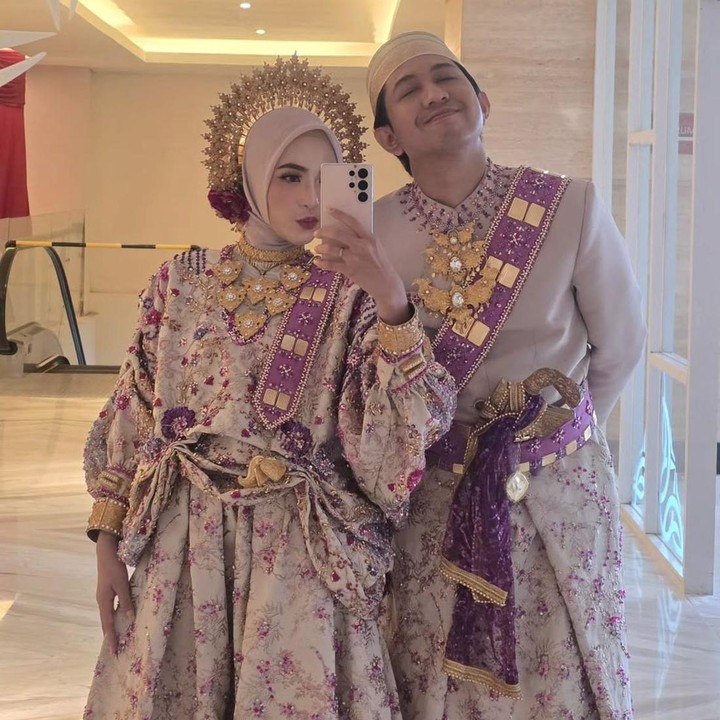 <p>Pada <em>postingan</em> itu, pernikahan Feby dan Adam tampaknya begitu kental dengan adat Bugis. Perempuan 25 tahun itu tampil menawan mengenakan baju bodo dengan nuansa warna ungu dan <em>beige</em>, serta motif bunga.&nbsp;&nbsp;(Foto: Instagram@fbyputrinc)</p>