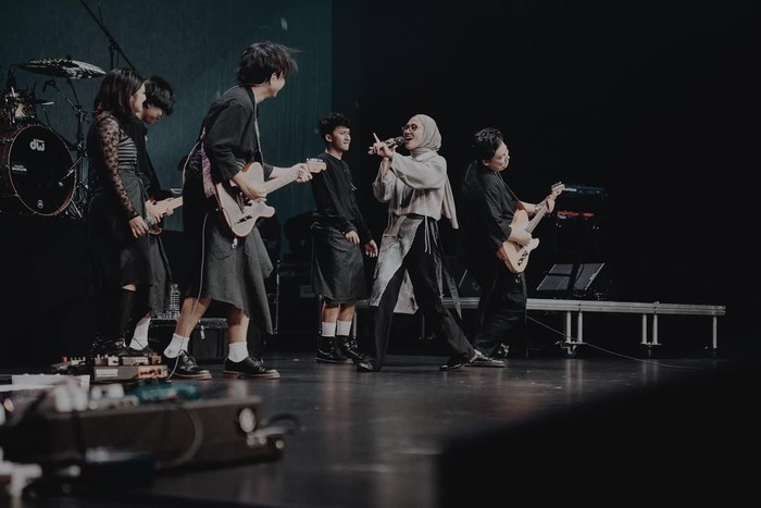 Penyanyi Feby Putri resmi menikah dengan kekasih hatinya, Adam Febrian. Ini profil Adam Febrian.