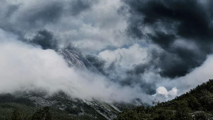 Di bumi, ada beberapa fenomena cuaca unik yang jarang muncul. Dari awan mammatus sampai devil dust, semuanya bikin kamu takjub!