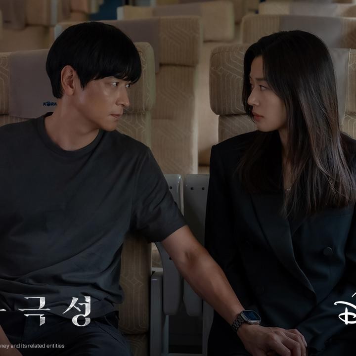 <p>Dilansir dari laman<em> Soompi,</em> Dong Won berperan sebagai San Ho. Ia adalah seorang agen khusus misterius tanpa kewarganegaraan yang jelas, bertugas melindungi Moon Ju (Jun Ji Hyun).&nbsp;(Foto: Instagram@disneypluskr)</p>