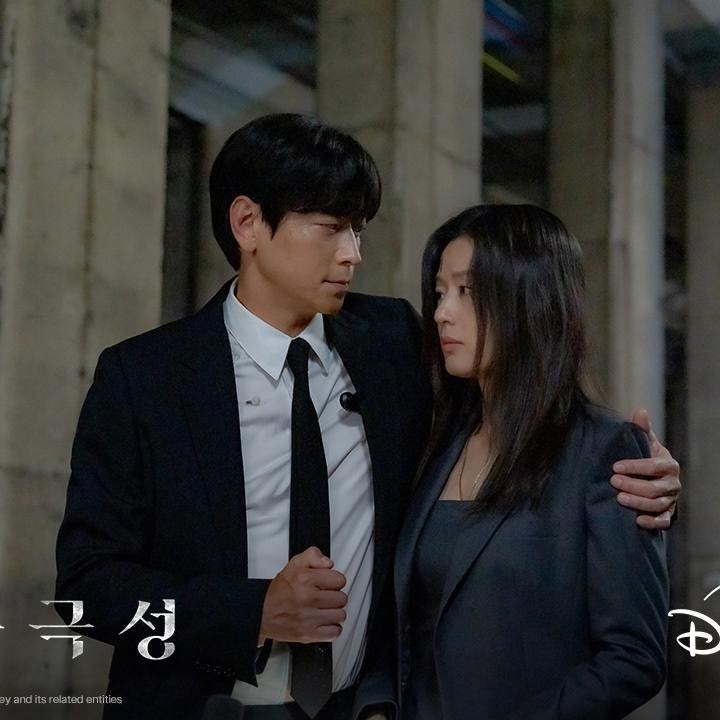 <p>Namun, kini ia mengambil peran dalam drama <em>Tempest</em> yang tayang di Disney+. Dilansir dari laman<em>&nbsp;SBS Star,</em> satu alasan besar mengapa ia memutuskan untuk kembali ke layar kaca setelah lebih dari dua dekade yaitu karena lawan mainnya Jun Ji Hyun.&nbsp;(Foto: Instagram@disneypluskr)</p>