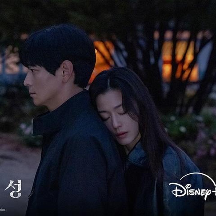 <p>Sementara itu, Moon Ju adalah seorang duta besar PBB dengan pengaruh global yang berusaha mengungkap kebenaran di balik upaya pembunuhan terhadap seorang kandidat presiden.&nbsp;(Foto: Instagram@disneypluskr)</p>
