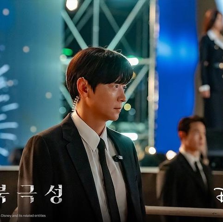 <p>Gang Dong Won mencuri perhatian publik setelah beradu akting kembali dalam drama Korea. Sebab, sang aktor diketahui terakhir kali bermain drama dalam serial Magic yang tayang pada 2004 lalu. (Foto: Instagram@disneypluskr)</p>