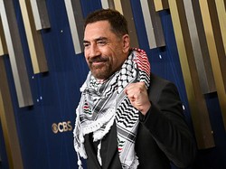 Pakai Keffiyeh, Javier Bardem Serukan Free Palestine di Red Carpet Emmys 2025
