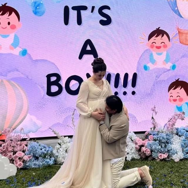 <p>Pada awal September ini, Vika dan Billy pertama kali mengumumkan kabar kehamilan pertama ke publik. Dalam video yang dibagikan, Billy mem-<em>posting</em> istrinya yang tengah memamerkan <em>baby bump</em> sambil berdiri di kapal dan mengenakan topi hitam bertuliskan 'Mom'. Billy secara khusus menuliskan ungkapan hatinya untuk Vika yang sebentar lagi akan menjadi ibu dari anaknya. "Haii sayangnya aku <em>Insyah Allah</em> sebentar lagi kamu akan menjadi Mom dari anak aku!!" tulis Billy. (Foto: Instagram @vika.kolesnaya)</p>