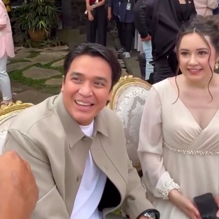 <p>Dalam acara ini, Vika dan Billy kompak mengenakan baju berwarna <em>cream</em>. Vika tampil cantik mengenakan gaun yang menonjolkan <em>baby bump</em> kehamilan pertamanya. Sementara itu, Billy terlihat mengenakan kaus putih yang ditutupi jaket dan celana berwarna <em>cream</em>. (Foto: Instagram @vika.kolesnaya)</p>
