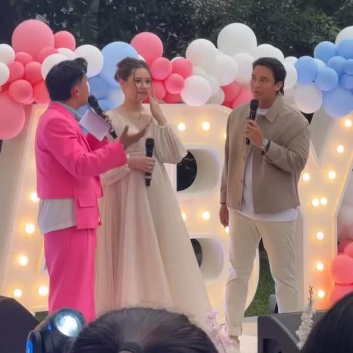 <p>Pasangan Billy Syahputra dan Vika Kolesnaya sebentar lagi akan dikaruniai anak pertama, Bunda. Belum lama ini, keduanya mengadakan acara <em>gender reveal</em> untuk mengetahui jenis kelamin anak pertamanya ini. (Foto: Instagram @vika.kolesnaya)</p>