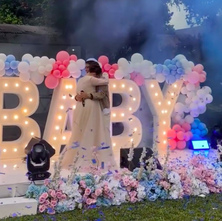 <p>Acara puncak <em>gender reveal</em> dimulai saat Vika dan Billy berdiri di panggung utama. Keduanya lalu menunggu <em>confetti</em> biru muda keluar dari samping panggung. Warna biru muda artinya pasangan ini bakal dikaruniai anak laki-laki, Bunda. Setelah mengetahui jenis kelamin anak pertamanya, Vika tampak tak bisa menahan tangis bahagia dan langsung memeluk Billy. (Foto: Instagram @vika.kolesnaya)</p>