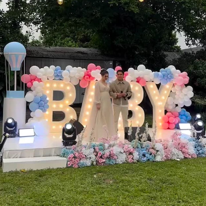 <p>Acara <em>gender reveal</em> kehamilan Vika digelar cukup meriah. Vika dan Billy mengadakan acara di area <em>outdoor</em> dikelilingi pepohonan hijau dengan dekorasi dipenuhi warna merah muda dan biru muda. Keduanya mengundang beberapa sahabat artis di acara spesial ini, seperti artis Mikaila Patritz dan komedian Anwar BAB. (Foto: Instagram @vika.kolesnaya)</p>