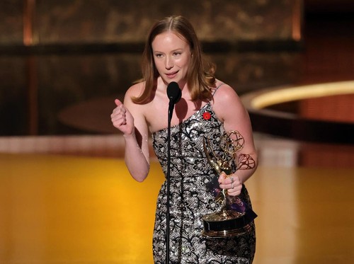 LOS ANGELES, CALIFORNIA - SEPTEMBER 14: Hannah Einbinder accepts the Outstanding Supporting Actress in a Comedy Series award for "Hacks" onstage during the 77th Primetime Emmy Awards at Peacock Theater on September 14, 2025 in Los Angeles, California